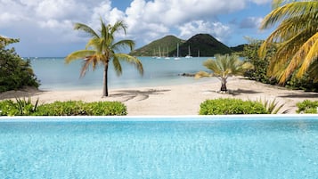 Plage, chaises longues, serviettes de plage