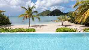 在海滩、沙滩椅、沙滩毛巾