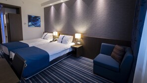 Chambre Standard avec lits jumeaux | Coffre-fort, bureau, espace de travail pour ordinateurs portables
