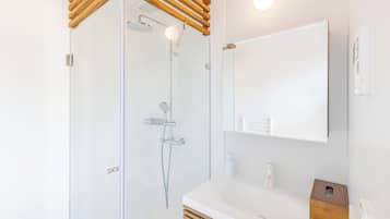 Standard Double Room, 1 Double Bed, Non Smoking | Bathroom | Shower, rainfall showerhead, free toiletries, hair dryer