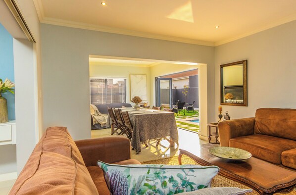 Deluxe House | Living area