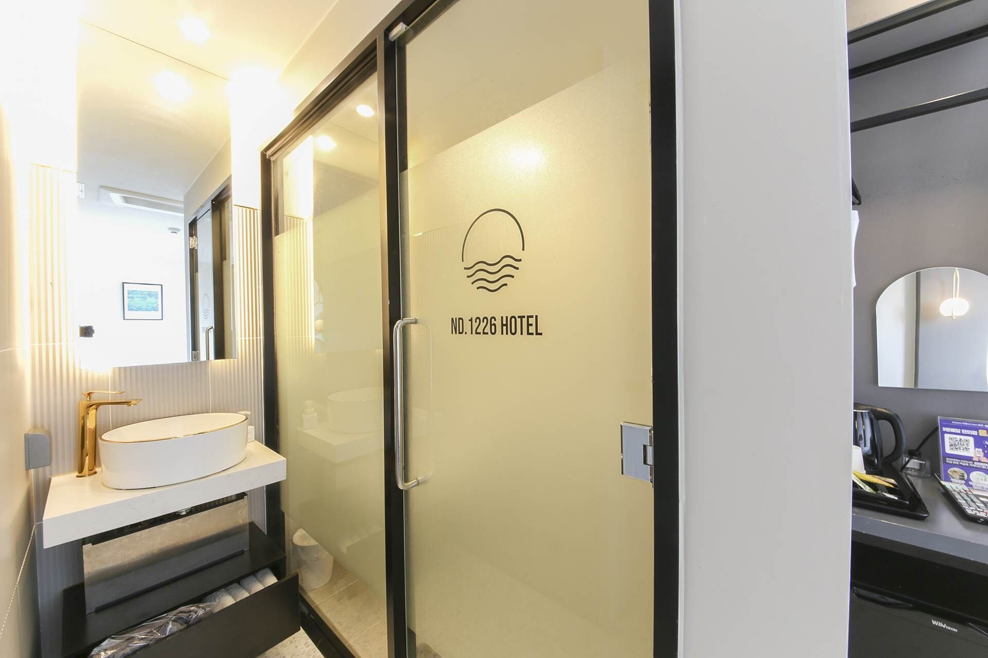 standard double or twin room | bathroom | separate bathtub and shower, free toiletries, hair dryer, bathrobes