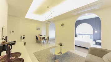Habitación familiar con 1 cama doble o 2 individuales | Zona de estar | Una televisión de pantalla plana, Netflix, películas de pago