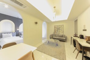 Kahden hengen perhehuone (kaksi sänkyä), 1 makuuhuone, tupakointi kielletty, jokinäköala | Oleskelualue | Taulutelevisio, Netflix, maksullisia elokuvia, lämmitetyt lattiat