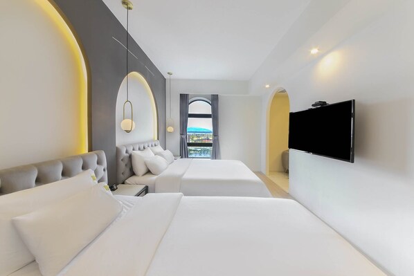 Kahden hengen perhehuone (kaksi sänkyä), 1 makuuhuone, tupakointi kielletty, jokinäköala | Ylelliset vuodevaatteet, untuvapeitot, Tempur Pedic -patjalliset sängyt