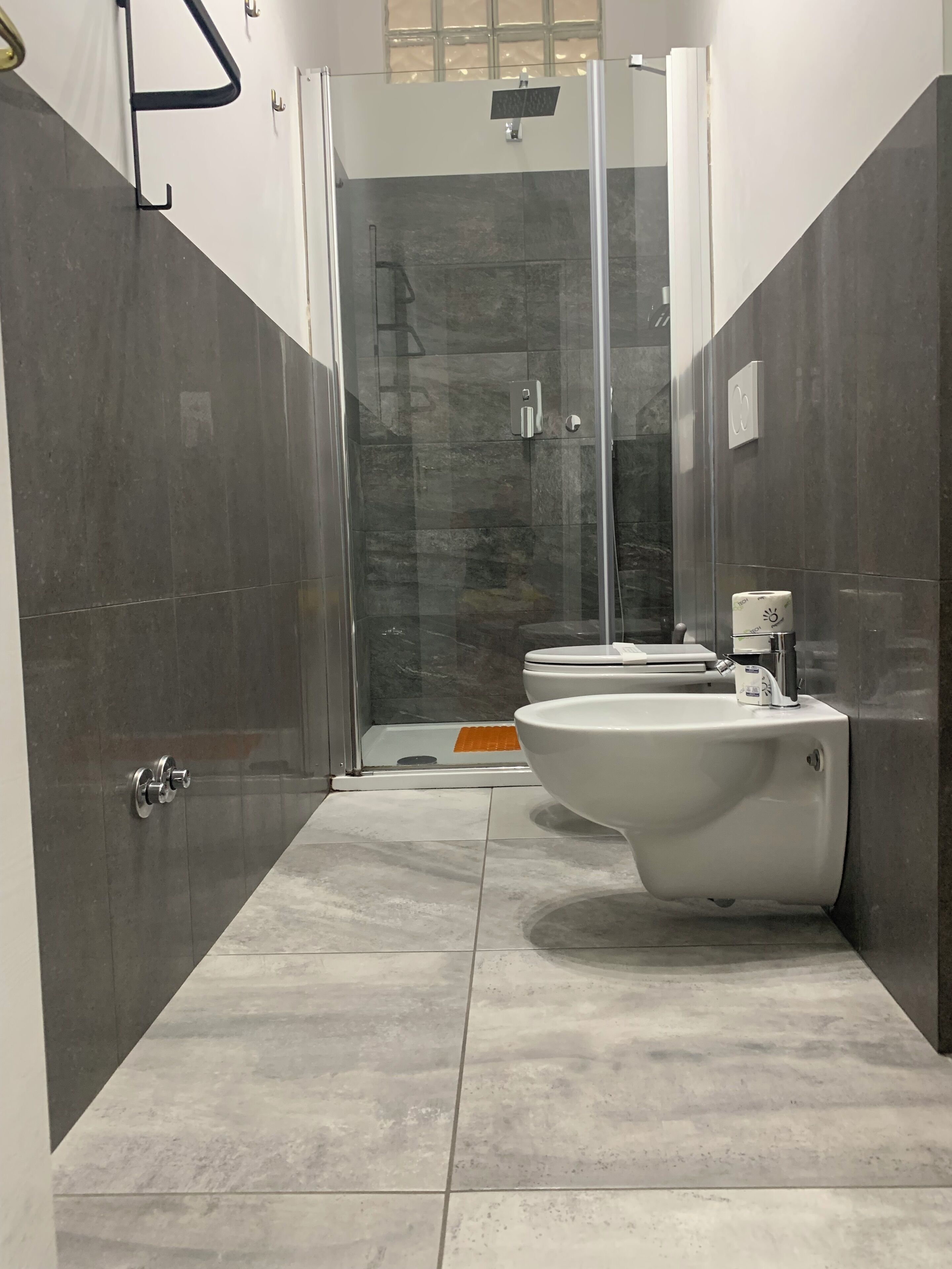 Design-Doppelzimmer | Badezimmer | Dusche, Regendusche, kostenlose Toilettenartikel, Haartrockner