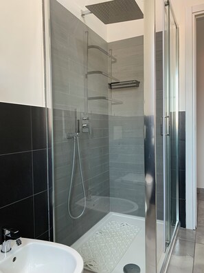 Chambre exclusive double ou avec lits jumeaux | Salle de bain | Douche, douche cascade, articles de toilette (gratuits)