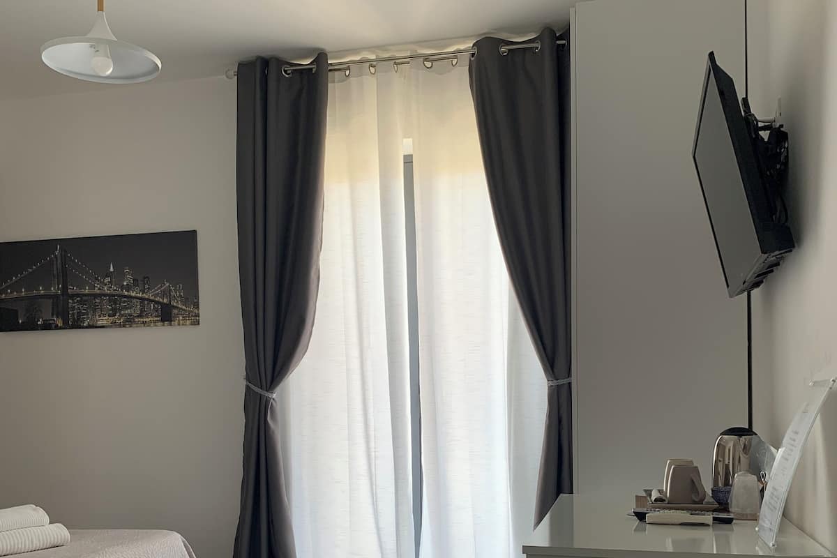 Deluxe Room | 1 bedroom, in-room safe, desk, laptop workspace