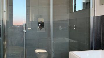 Comfort Room, 1 Queen Bed, Non Smoking | Bathroom