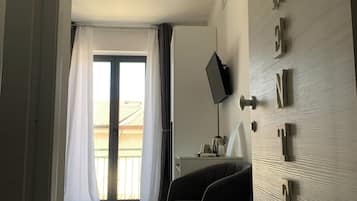 Deluxe Room | 1 bedroom, in-room safe, desk, laptop workspace