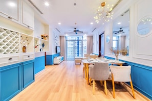 Classic Apartment | Room amenity