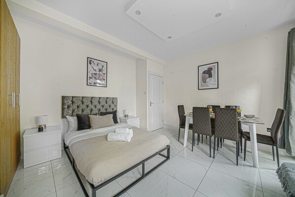 3 bedrooms, desk, iron/ironing board, travel crib