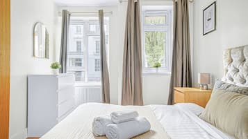 3 slaapkamers, een bureau, een strijkplank/strijkijzer, reisbedje