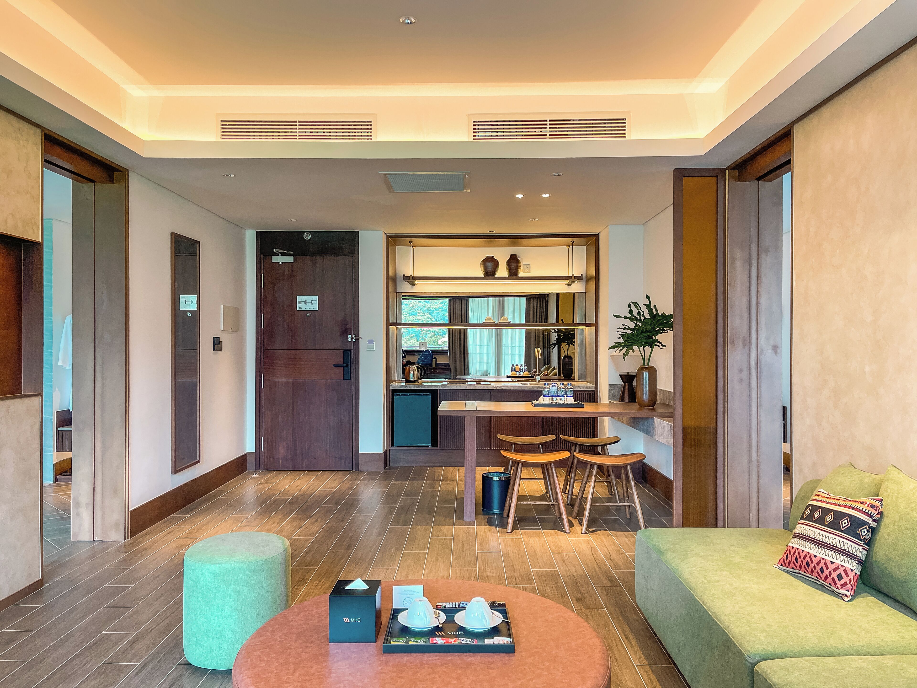 Family Suite, Pool View | Living area