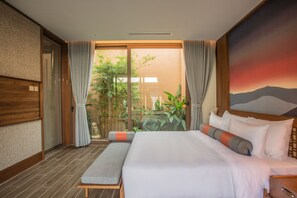 Vierpersoonskamer | Luxe beddengoed, een kluis op de kamer, een bureau