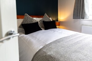 3 bedrooms, iron/ironing board, free WiFi, bed sheets