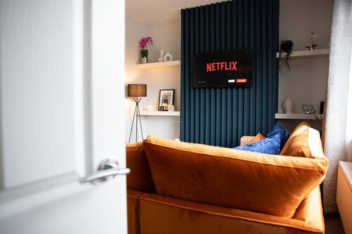 Modern 3 bed, home from home with free parking