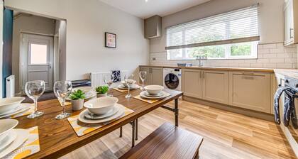 Modern 3 bed, home from home with free parking