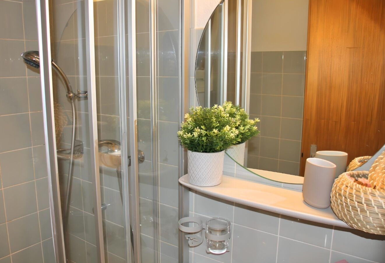 Een douche, een haardroger, een bidet, handdoeken