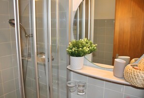 Dusche, Haartrockner, Bidet, Handtücher