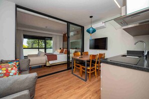 Un apartamento moderno con sala de estar, comedor y kitchenette.