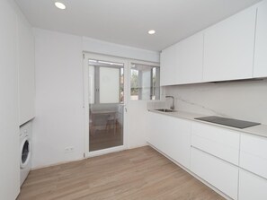 Køleskab, mikrobølgeovn, ovn, kogeplade