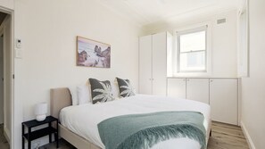 4 slaapkamers, een bureau, een strijkplank/strijkijzer, gratis wifi