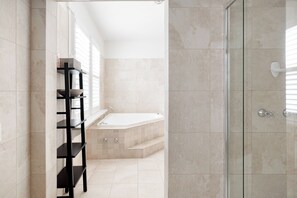 Badewanne, Haartrockner, Handtücher, Shampoo