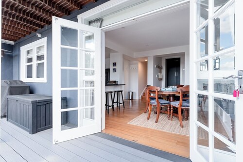 East Launceston Home • Sleeps 11 • City Views