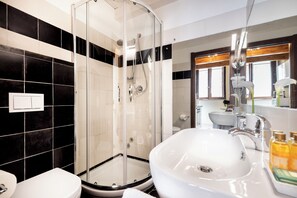 Luxury Apartment (Eolo) | Bathroom | Shower, rainfall showerhead, free toiletries, hair dryer - Saint George's House Apartments & SPA  (Pachino)