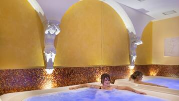 Salas de tratamiento para parejas, baño turco o hammam y hidroterapia