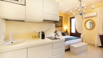 Apartemen Superior, 1 Tempat Tidur Double (Dante) | Dapur pribadi | Lemari es besar, microwave, kompor, dan mesin espresso