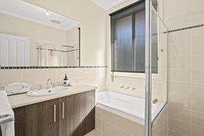 Baignoire, serviettes fournies