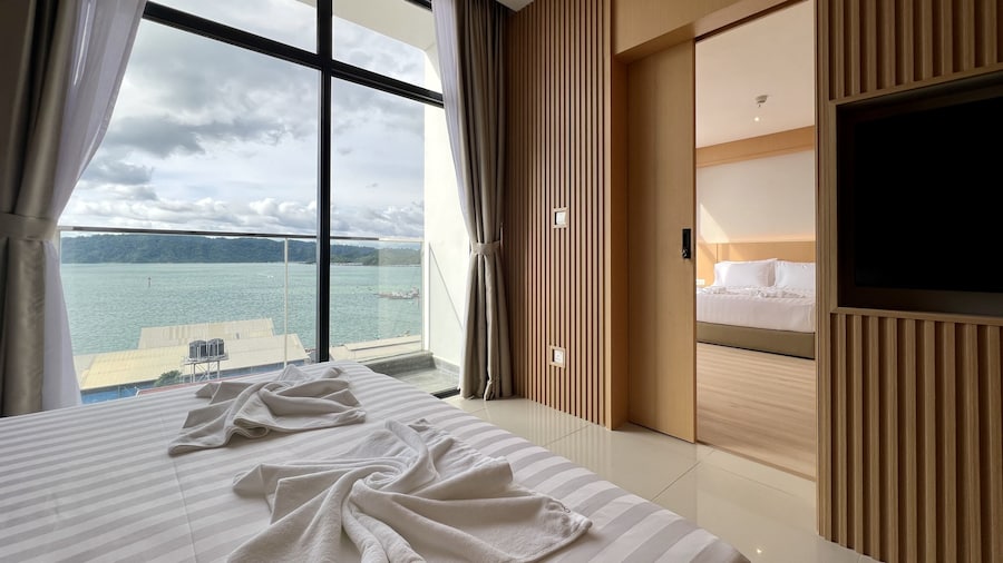 Borneotel The Shore KK by CHG