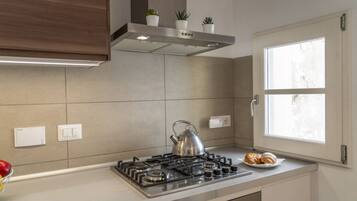 Frigorifero, microonde, piano cottura, macchina per tè/caffè