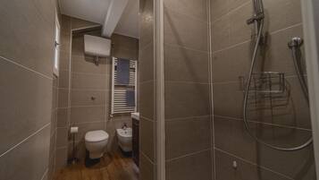 Doccia, asciugacapelli, bidet, asciugamani