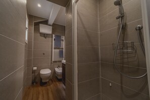 Shower, hair dryer, bidet, towels - 32 Nero - apartment in San Niccolò (Firenze)