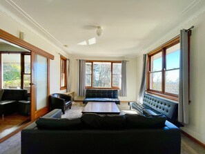 Una Smart TV, un reproductor de DVD