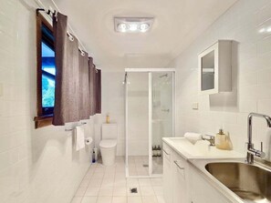 Dusche, Haartrockner, Handtücher, Seife