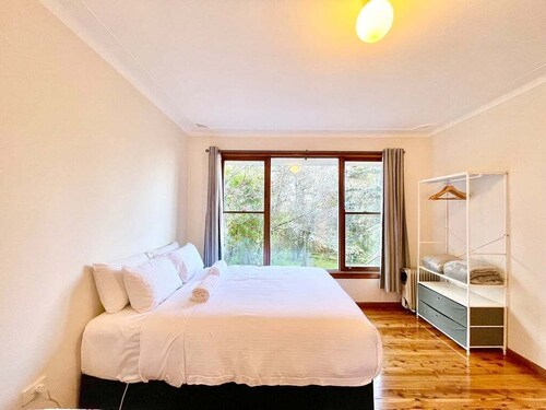 Mount St. Raphael's | Large Art Deco House, 5 Bedroom, 2 Bathroom, Large Groups, Garden