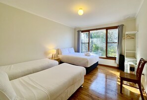 5 dormitorios, tabla de planchar con plancha, cuna de viaje