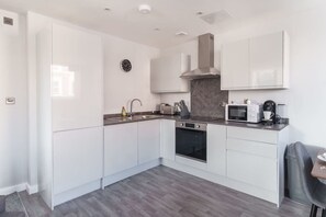 Fridge, microwave, oven, stovetop - Stylish 1-Bed Apartment in Central Liverpool (Liverpool)