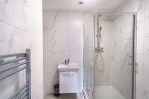 Shower, hair dryer, towels, shampoo - Stylish 1-Bed Apartment in Central Liverpool (Liverpool)