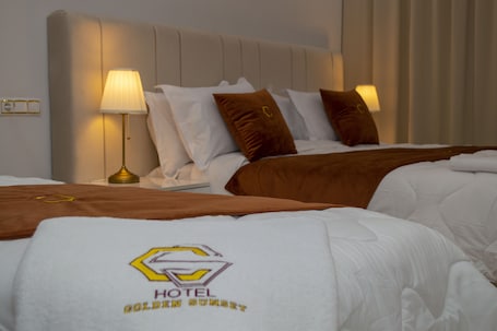 华丽三人房 | 高档床上用品、迷你吧、客房内保险箱、办公桌