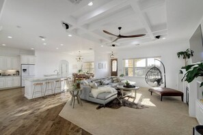 Smart-TV, Kamin, Arbeitsbereiche