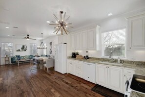 Køleskab, mikrobølgeovn, ovn, kogeplade