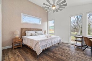 3 室のベッドルーム、デスク、アイロン / アイロン台、旅行用ベビーベッド