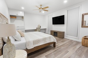 5 chambres, bureau, fer et planche à repasser, lit parapluie