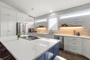 Een koelkast, een microgolfoven, een oven, een kookplaat