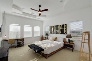 3 habitaciones, escritorio, tabla de planchar con plancha y wifi